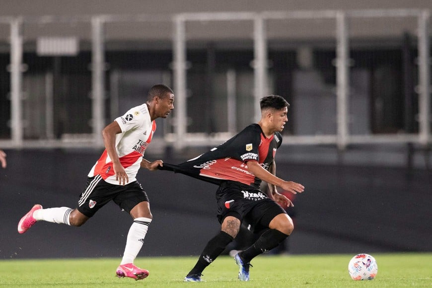 Imparable. Farías se escapa al jugador de River, De La Cruz, no le queda otra que estirar la camiseta rojinegra.