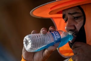 A construction worker drinks a cold beverage during a heat wave where temperatures rise over 110 degrees Fahrenheit for 27 consecutive days, in Scottsdale, at the Phoenix metro area, Arizona, U.S., July 28, 2023.   REUTERS/Carlos Barria