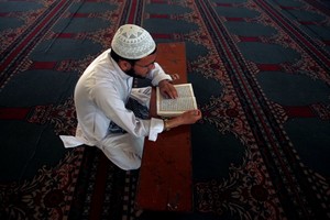 A man reads the Koran at a mosque on the first day of Ramadan in Peshawar, Pakistan May 17, 2018. REUTERS/Fayaz Aziz pakistan  celebracion mes de ramadan en el mundo islamico religiones islam musulmanes