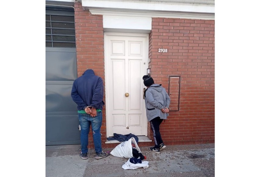 Durante la tarde del sábado agentes policiales detuvo a una pareja que habría robado en el negocio.