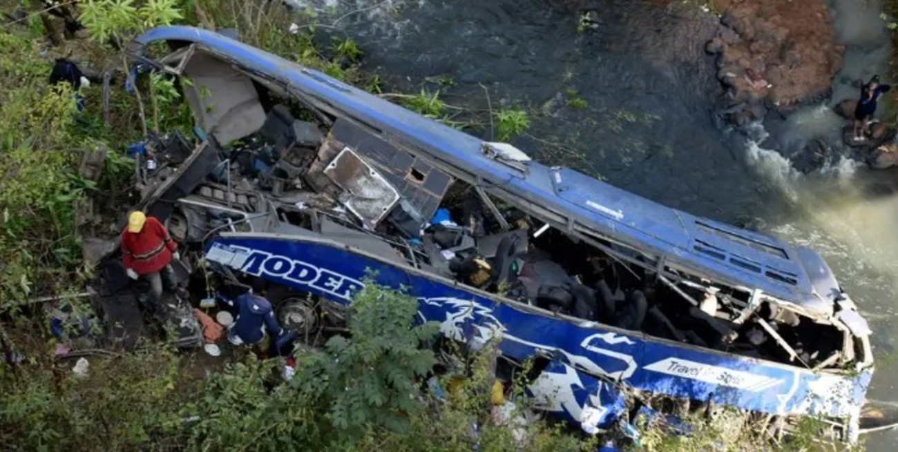 Al Menos 10 Muertos Al Volcar Un Autobús Y Caer A Un Abismo En Perú ...