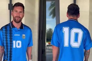 Messi recibió en su casa de Florida una réplica de la camiseta de la Selección Argentina que Diego usó en la Copa del Mundo de Estados Unidos 1994.