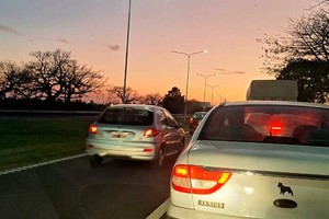 Largas filas de autos en la margen oeste de la capital santafesina.