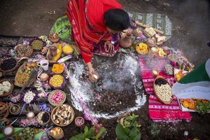 El 1° de agosto es una fecha importante en la cosmovisión de los pueblos indígenas. La Madre Tierra es venerada por ser generadora de la vida, símbolo de fecundidad por su capacidad de multiplicar las semillas, engendrar plantas, animales, alimentos, y otros medios de subsistencia para los que habitamos los territorios de la Pachamama.