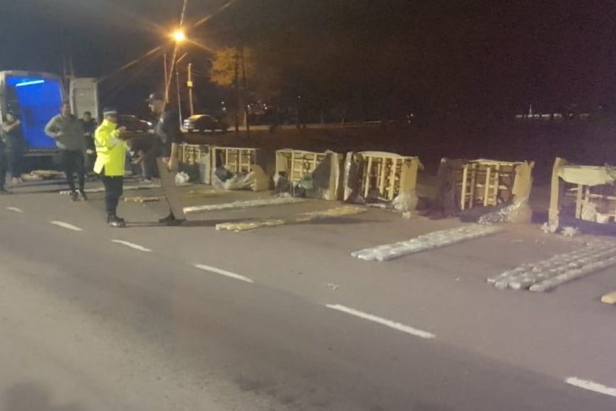 A bordo de la trafic venían dos hombres, oriundo de Chaco, los que fueron detenidos. Crédito: El Litoral.