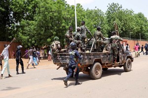 Nigerien security forces prepare to disperse pro-junta demonstrators gathered outside the French embassy, in Niamey, the capital city of Niger July 30, 2023. REUTERS/Souleymane Ag Anara REFILE – CORRECTING NATIONALITY NO RESALES. NO ARCHIVES
