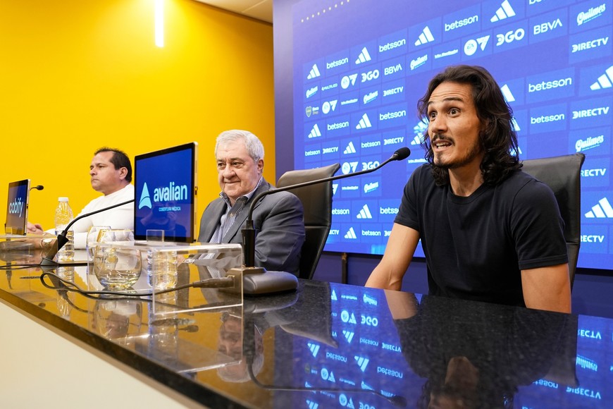 Cavani estuvo acompañado del presidente Jorge Amor Ameal y Marcelo Delgado, integrante del Consejo de Fútbol.