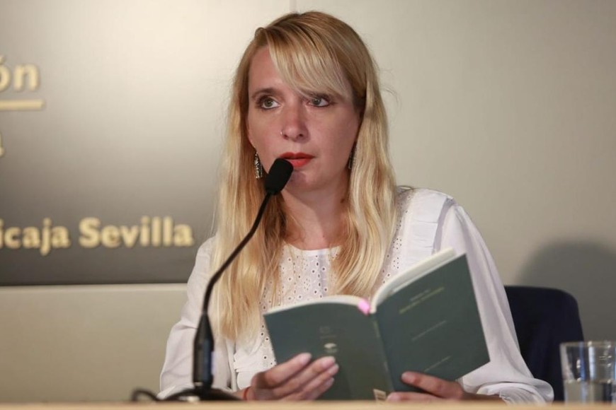 Bárbara Alí en Sevilla, en 2022, en oportunidad de obtener el Premio Unicaja de Poesía. Crédito: Vanesa Gómez / Internet
