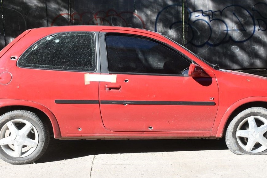 Se ordenó el decomiso del Chevrolet Corsa rojo de Mendoza, utilizado la madrugada del tiroteo. Créditos: Flavio Raina