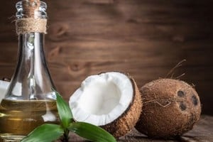 El aceite de coco es perfecto para hidratar y suavizar la piel del cuero cabelludo, ayudando a un crecimiento más saludable.