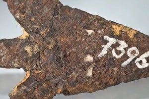 Imagen de la punta de flecha hallada en Suiza y producida con material de un meteorito. Foto: Sciencedirect