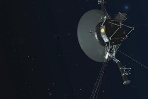 Concepto artístico que muestra la nave espacial Voyager de la NASA contra un fondo de estrellas. Crédito: NASA/JPL-Caltech