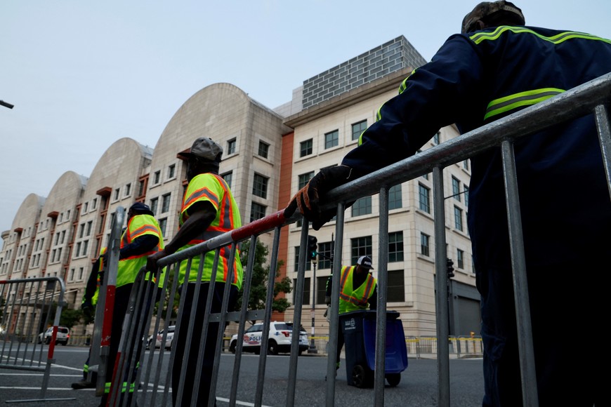 Workers set up barricades before the eventual arrival of former U.S. President Donald Trump, who is facing federal charges in connection with attempts to overturn his 2020 election defeat, at U.S. District Court in Washington, U.S., August 3, 2023. REUTERS/Jonathan Ernst