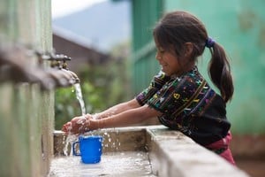 Agua potable segura. El compromiso de la ciencia y la lucha de los pueblos han logrado avances en la concientización y democratización del agua y el saneamiento.