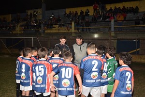Charla previa. Jugadores de Santa Fe FC juntos en el diálogo previo al inicio del partido. Crédito: Manuel Fabatía.