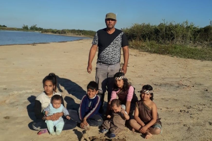 La familia Ñañez en el islote donde se hará el emprendimiento.