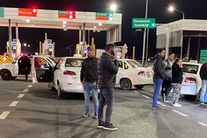 Corte autopista taxistas san lorenzo