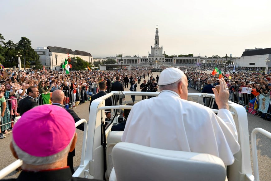 Pope Francis waves as he meets with people at the Chapel of Apparitions of the Shrine of Our Lady of Fatima, during his apostolic journey to Portugal on the occasion of the XXXVII World Youth Day, in Fatima, Portugal, August 5, 2023.   Vatican Media/­Handout via REUTERS    ATTENTION EDITORS - THIS IMAGE WAS PROVIDED BY A THIRD PARTY.