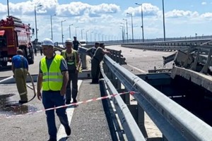 El puente de Crimea sufrió algunos daños, pero no se cortó el tránsito por completo.