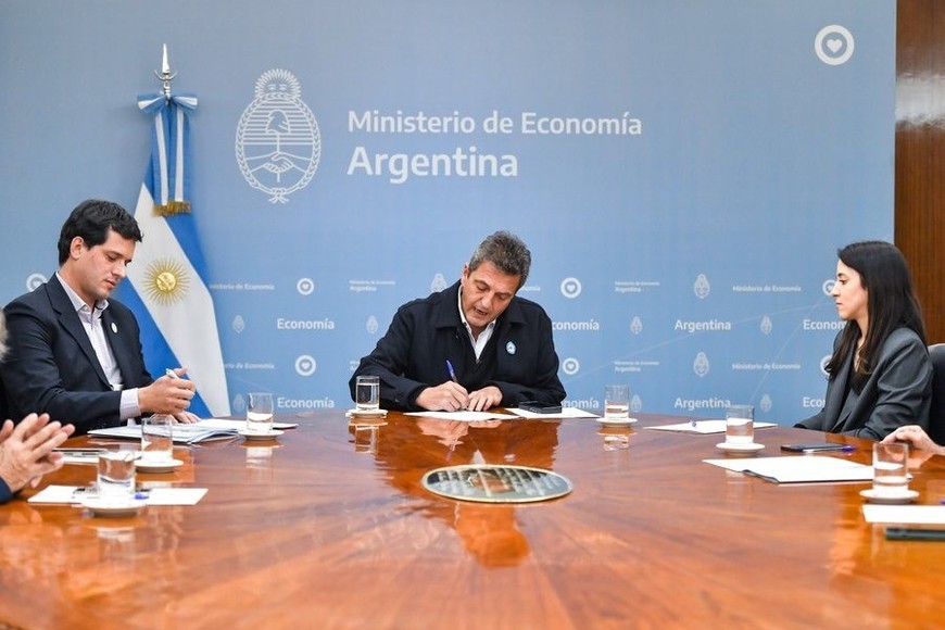 El primer precandidato en firmar el compromiso fue Sergio Massa.