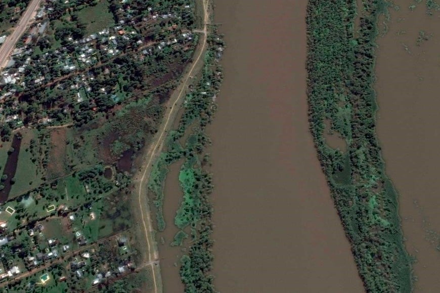 La imagen de Google Earth del año 2016 permite ver el terreno que hoy está ocupado por las viviendas completamente inundadas durante la crecida del río Paraná.