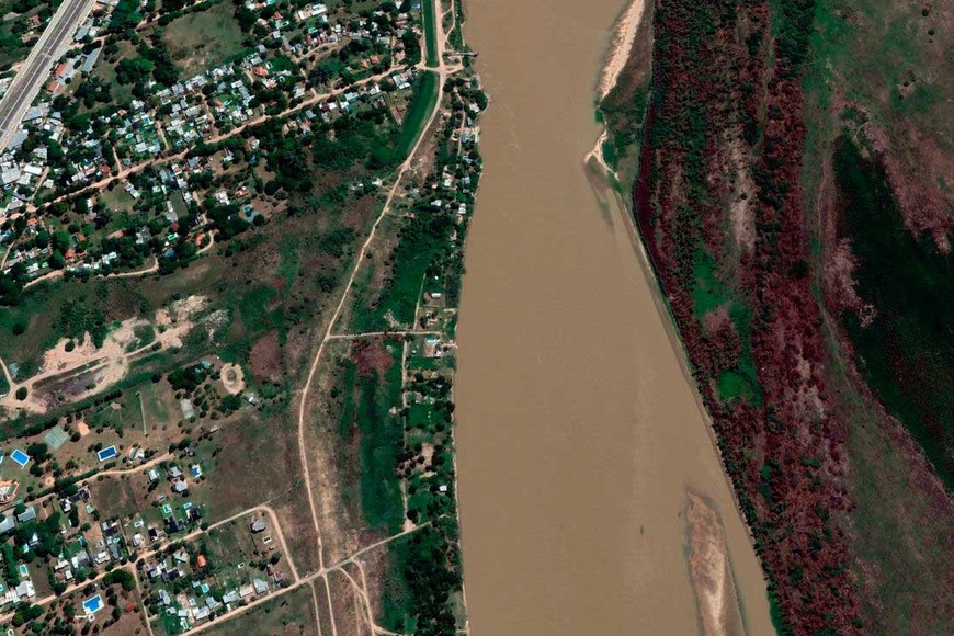 La imagen de Google Earth de 2022 muestra el terreno entre la defensa y el río completamente ocupado.