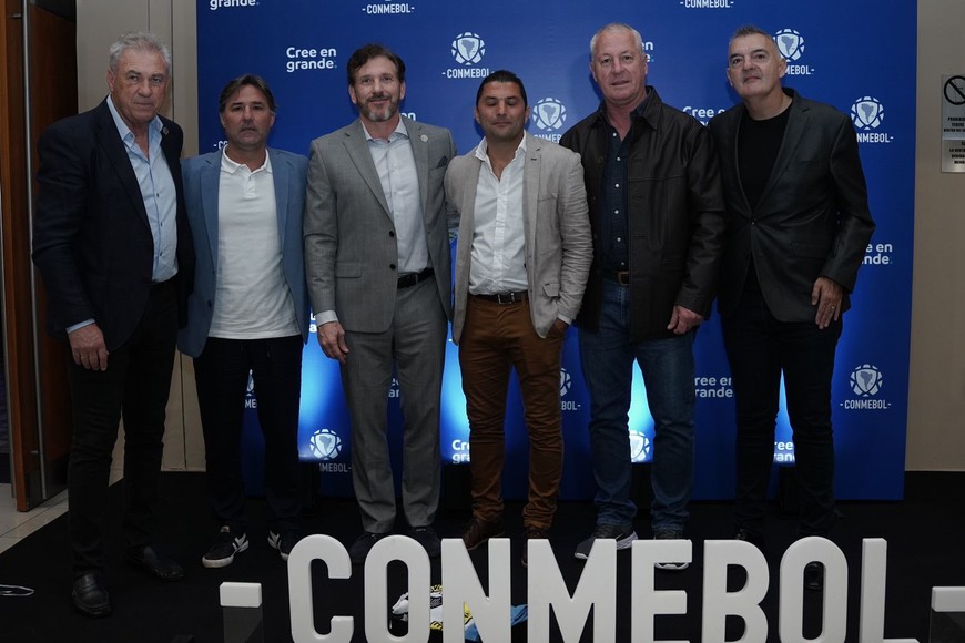 De izquierda a derecha: Nery Pumpido, Pablo Bonaveri, Alejandro Domínguez, Leonidas Bonaveri, Carlos Marzo y Darío Pignata.