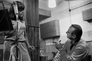 Egle Martin y Astor Piazzolla durante la grabación de "Graciela oscura", tema de la película "Extraña ternura".