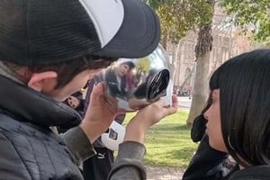 Largas filas en la Plaza San Martín de Ciudad de Mendoza por Worldcoin, proyecto de criptomoneda biométrica
Créditos: X (Ex Twitter)