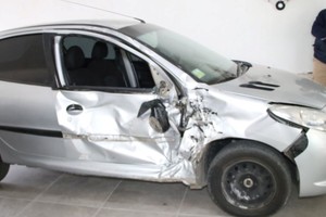 Así quedó el Peugeot 207 que embistió a los motociclistas la madrugada del sábado.