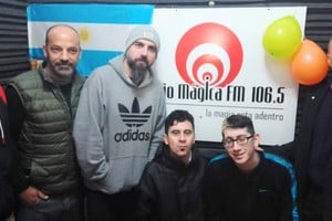 Integrantes del taller radial, capacitador y el director del IAPIP Claudio Marino.