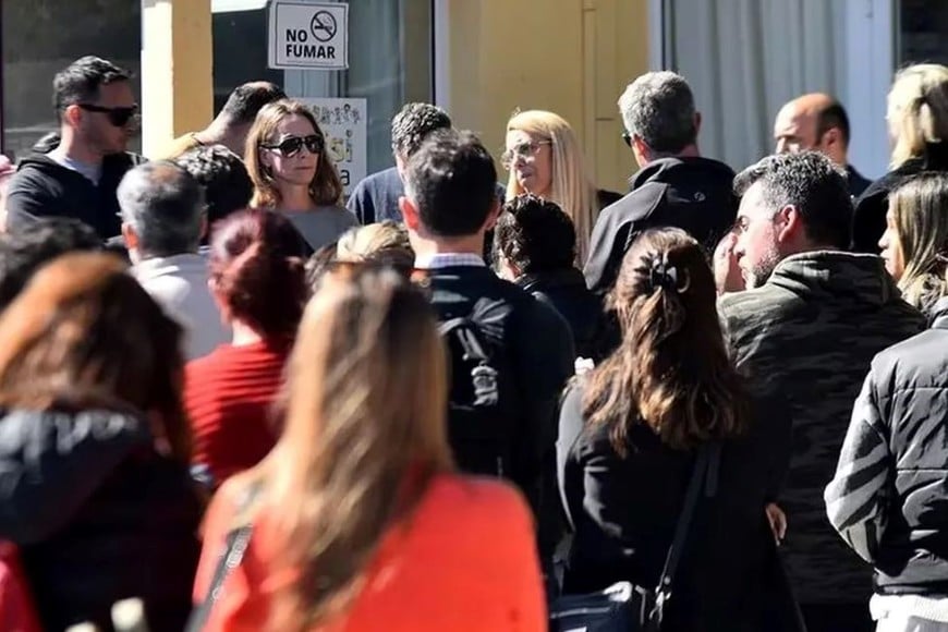 La  comunidad educativa protestó en la puerta de la escuela.