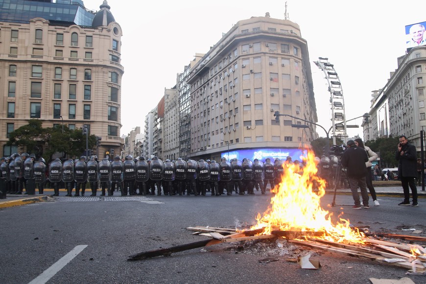 Una protesta de las organizaciones Votamos Luchar y Rebelión Popular en el Obelisco terminó con un hombre muerto.