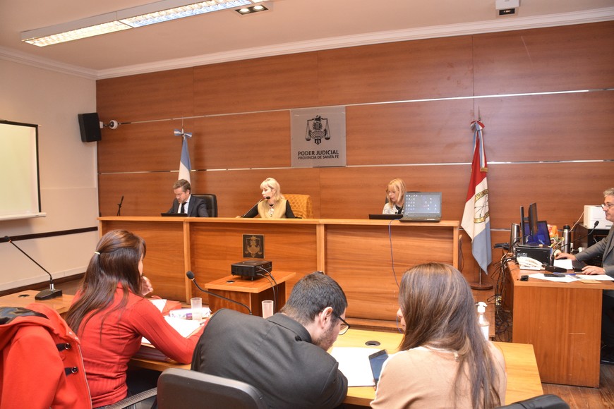 El juicio está a cargo del juez Sebastián Szeifert y las juezas Susana Luna -presidenta del tribunal- y Rosana Carrara.