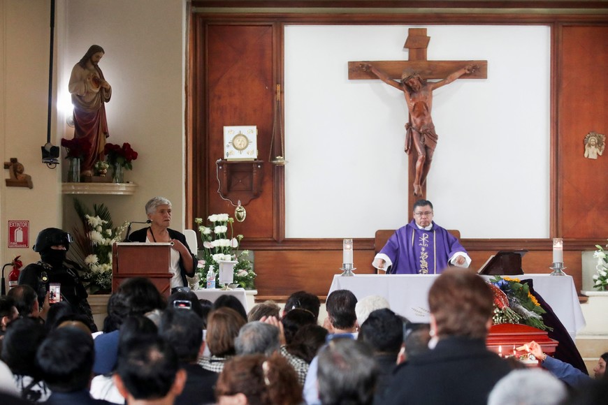 Gloria Valencia, mother of Ecuadorean presidential candidate Fernando Villavicencio, a vocal critic of corruption and organized crime, gives a speech during a mass at a cemetery after Villavicencio was killed during a campaign event, in Quito, Ecuador August 11, 2023.  REUTERS/Henry Romero