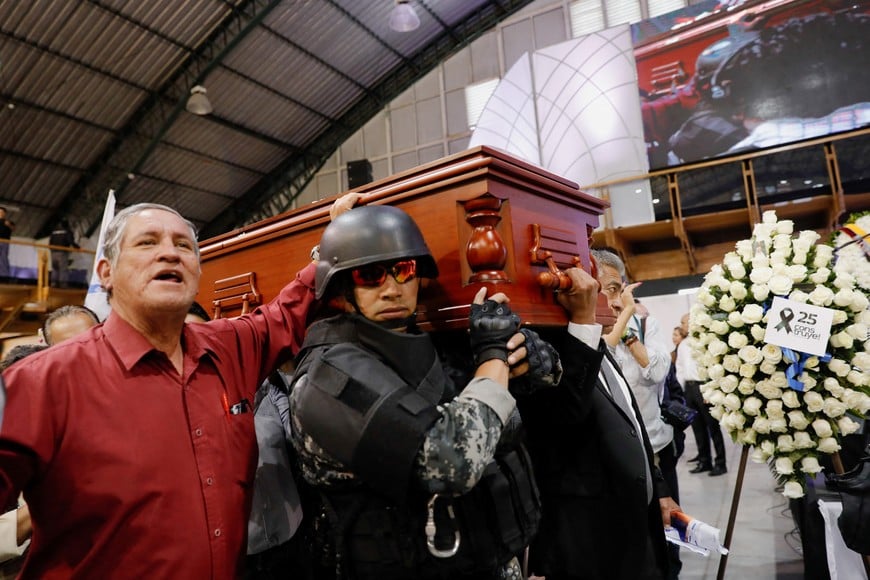 The coffin of Ecuadorean presidential candidate Fernando Villavicencio, a vocal critic of corruption and organized crime, is carried at Quito Exhibition Center after Villavicencio was killed during a campaign event, in Quito, Ecuador August 11, 2023.  REUTERS/Karen Toro