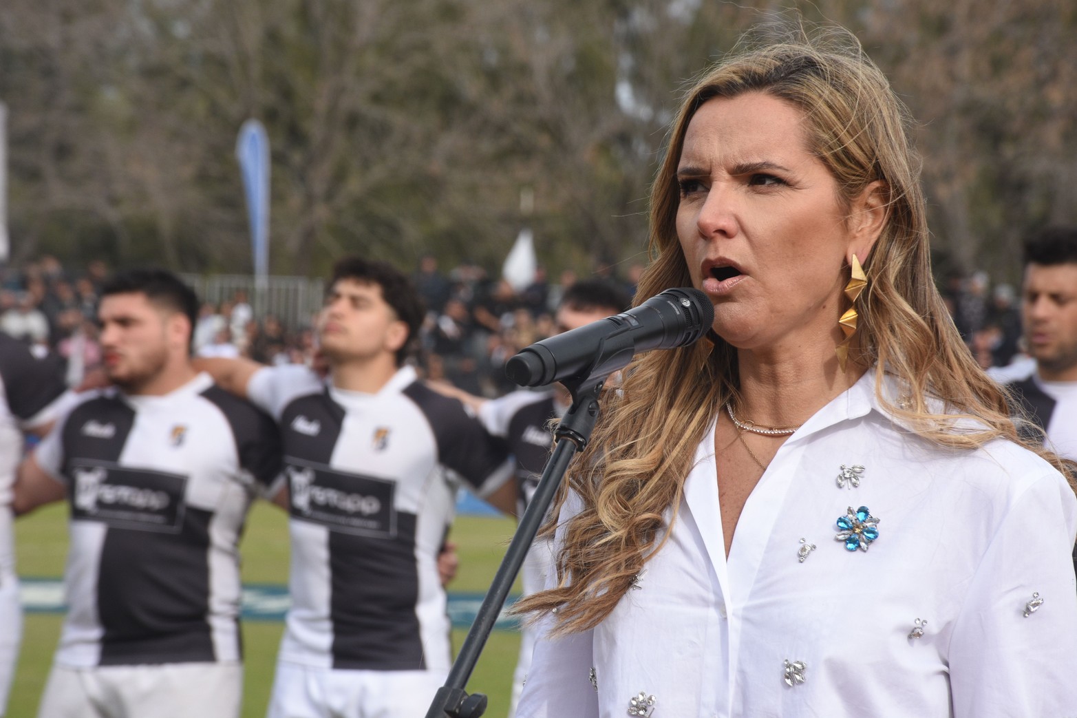 Virginia Tola cantó el Himno Nacional antes de iniciar la final.