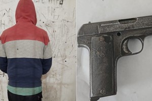 El delincuente de 24 años llevaba en su poder una pistola calibre 7,65 mm.
