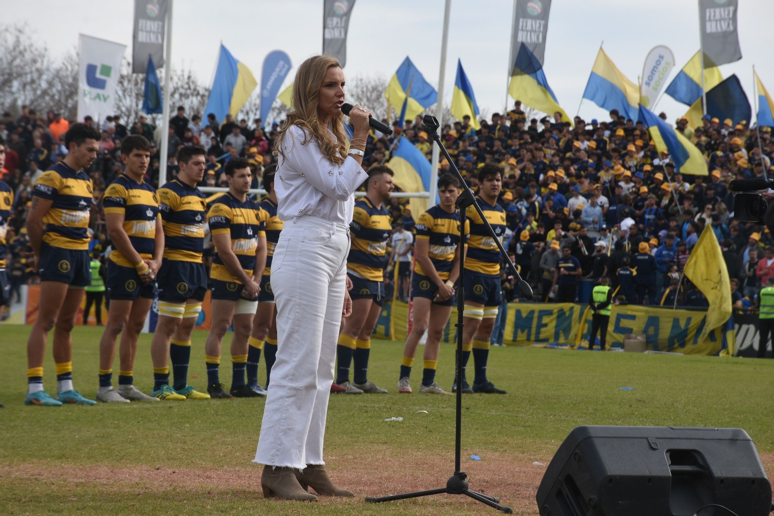 Virginia Tola cantó el Himno Nacional antes de iniciar la final.