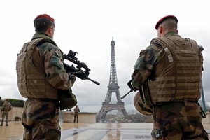 French army paratroopers patrol near the Eiffel tower in Paris, France, March 30, 2016 as France has decided to deploy 1,600 additional police officers to bolster security at its borders and on public transport following the deadly blasts in Brussels.  REUTERS/Philippe Wojazer francia paris  francia vigilancia ejercito inmediaciones torre eiffel prevencion terrorismo atentados terroristas