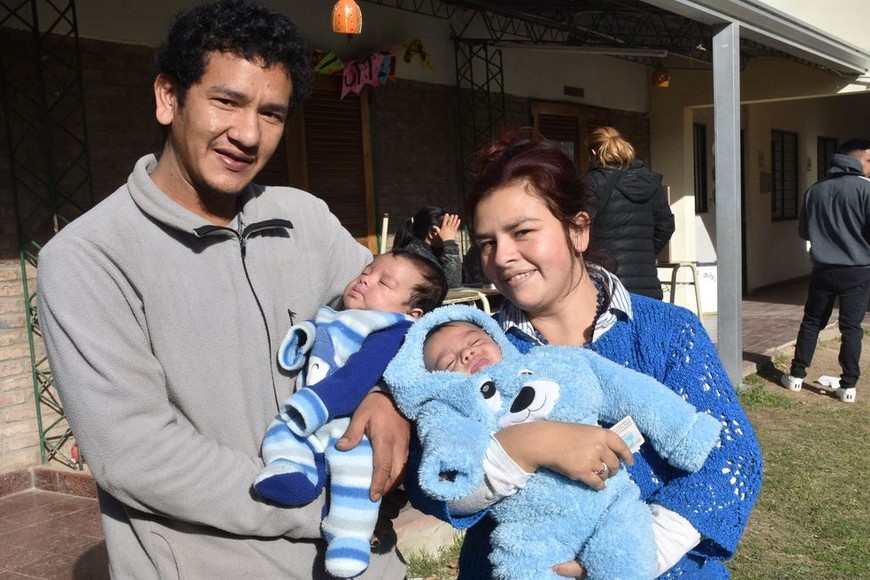 Juliana y Juan Carlos, una joven pareja de Ángel Gallardo, llegaron hasta la Escuela Belgrano junto a sus mellizos Máximo y Axel de tres meses. Foto: Flavio Raina