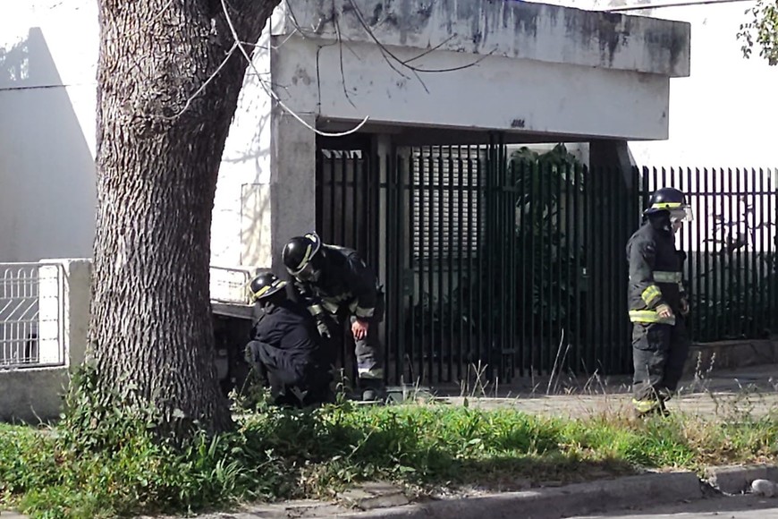 Bomberos trabajan en el lugar del incidente. Crédito: El Litoral.