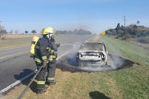 El fuego provocó la destrucción total del automóvil. Crédito: El Litoral.