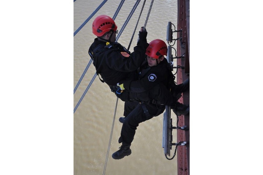 Se capacitó en la utilización del equipo de salvamento y rescate con cuerdas de manera efectiva, tanto en entornos elevados como en descensos complicados.