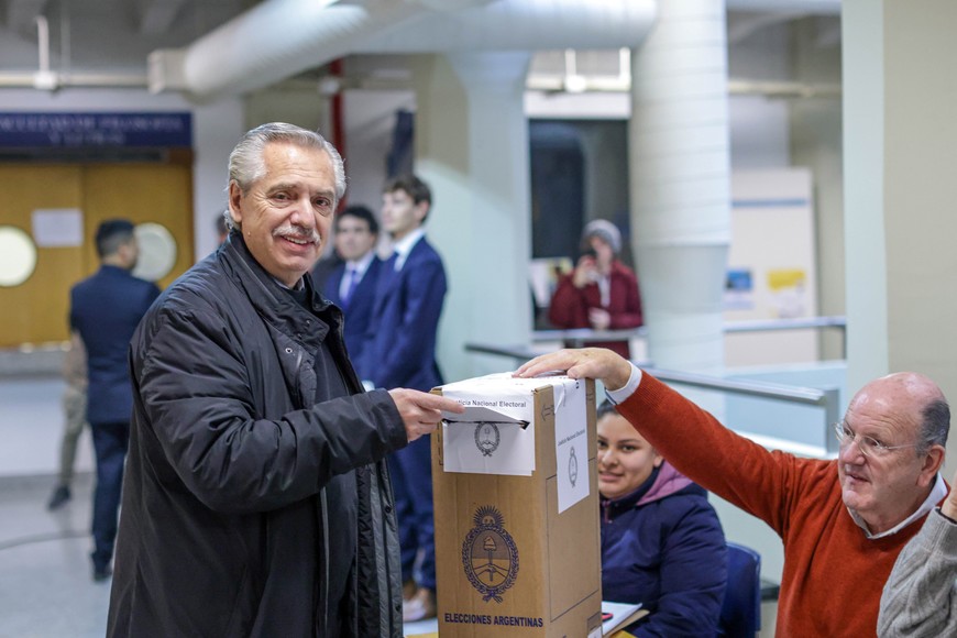 (230813) -- BUENOS AIRES, 13 agosto, 2023 (Xinhua) -- Imagen proveída por la Agencia de Noticias Télam del presidente argentino, Alberto Fernández, emitiendo su voto durante las elecciones Primarias Abiertas, Simultáneas y Obligatorias (PASO), en un centro de votación, en Buenos Aires, Argentina, el 13 de agosto de 2023. Fernández destacó el domingo la importancia de votar en el marco de las elecciones PASO, comicios en los que la ciudadanía definirá los candidatos que podrán competir en octubre próximo por la Presidencia del país. (Xinhua/Presidencia de Argentina/TELAM) (tl) (rtg) (ah) (da)