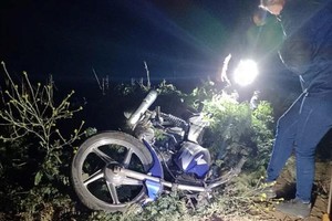 La moto fue encontrada debajo del puente que cruza el arroyo Las Calaveras. Crédito: El Litoral.