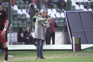 El entrenador de Colón en el triunfo por Copa Argentina ante Lanús. Crédito: Agustín Guzmán.