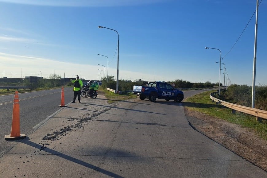 Personal de la Policía Vial desvía el tránsito de Ruta 70 hacia Ruta Nacional 11.