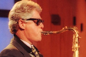 Pionero. En el año 1992, Bill Clinton, por ese entonces candidato a presidente de los Estados Unidos por el Partido Demócrata, sorprendió a todo el mundo al tocar desenvuelta y hábilmente el saxofón en El Show de Arsenio Hall. Presidió el país entre 1993 y 2001.