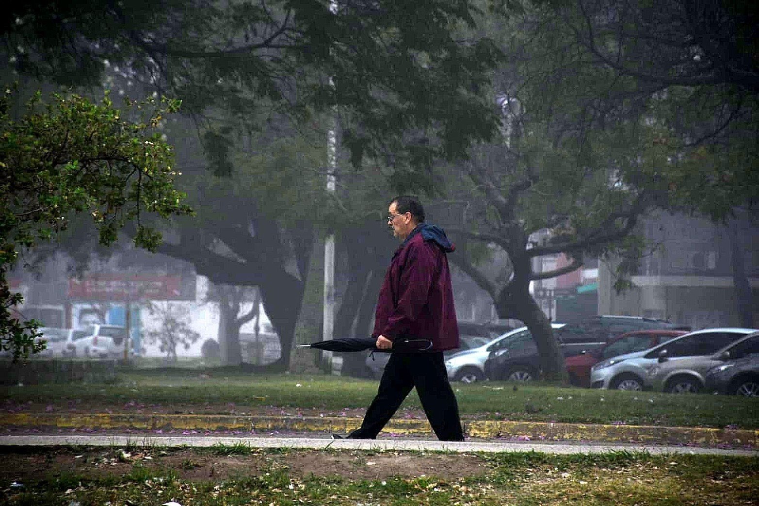 Con paraguas en mano. La lluvia se haría presente luego de mas de un mes sin lluvias.